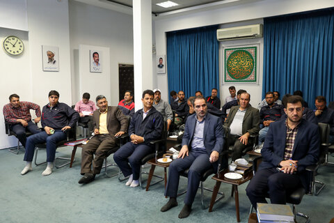 تصاویر / دیدار جمعی از کارگران نمونه استان با نماینده ولی فقیه در استان قزوین