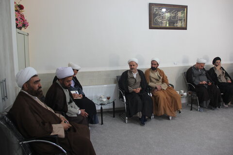 تصاویر / دیدار مدیر حوزه علمیه استان قزوین با مدیر واساتید مدرسه علمیه شهید مصطفی خمینی (ره) شهرستان تاکستان