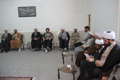 تصاویر / دیدار مدیر حوزه علمیه استان قزوین با مدیر واساتید مدرسه علمیه شهید مصطفی خمینی (ره) شهرستان تاکستان