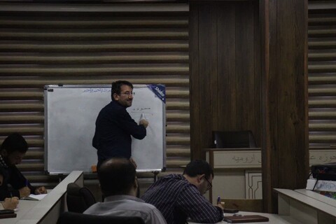 تصاویر/  اولین جلسه دوره آموزش تصحیح نسخه های خطی در مدرسه علمیه امام خمینی (ره) ارومیه