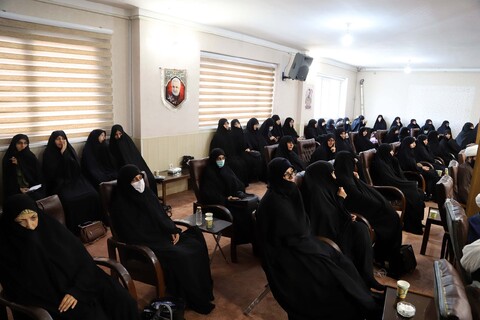 تصاویر / تقدیر از اساتید حوزه علمیه خواهران به مناسبت روز معلم