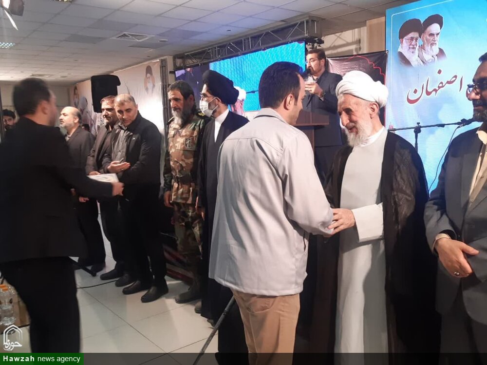 کارگران با شهدا اُنس بگیرند