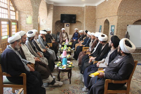 تصاویر / دیدار مدیر حوزه علمیه استان قزوین با اساتید وکادر مدرسه علمیه صالحیه قزوین