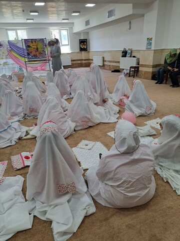 تصاویر/ جشن تکلیف دانش آموزان دختر در مدرسه علمیه زینب کبری (س) ارومیه