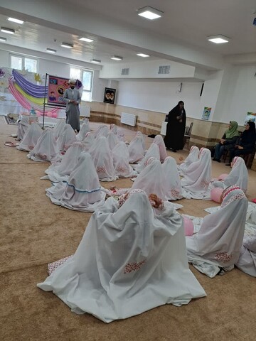 تصاویر/ جشن تکلیف دانش آموزان دختر در مدرسه علمیه زینب کبری (س) ارومیه