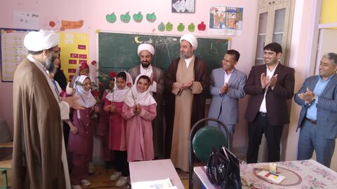 تصاویر/ امام جمعه قشم از مدارس سطح شهرستان بازدید کرد