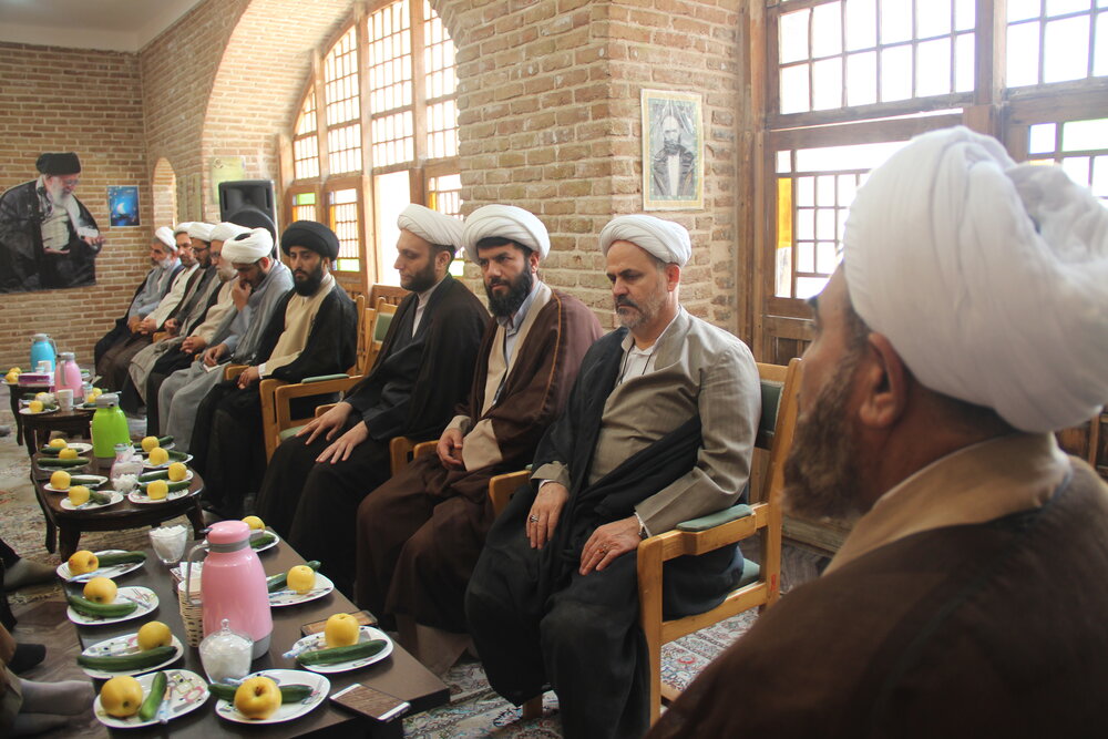 جایگاه استاد جایگاه تربیت و تزکیه است