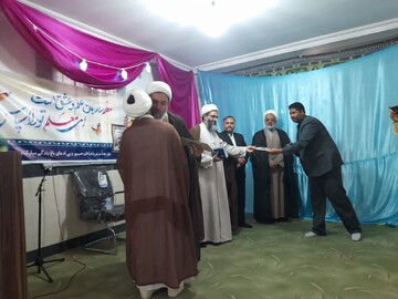 تصاویر/ تجلیل از اساتید مدارس علمیه برادران و خواهران قشم