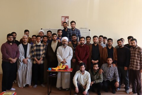 تصاویر/ تجلیل طلاب مدرسه علمیه امام خمینی (ره) از اساتید این مدرسه