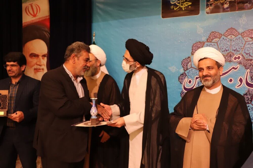 هنر جهاد تبیین، کنار زدن پوشش باطل و نمایان نمودن حق است