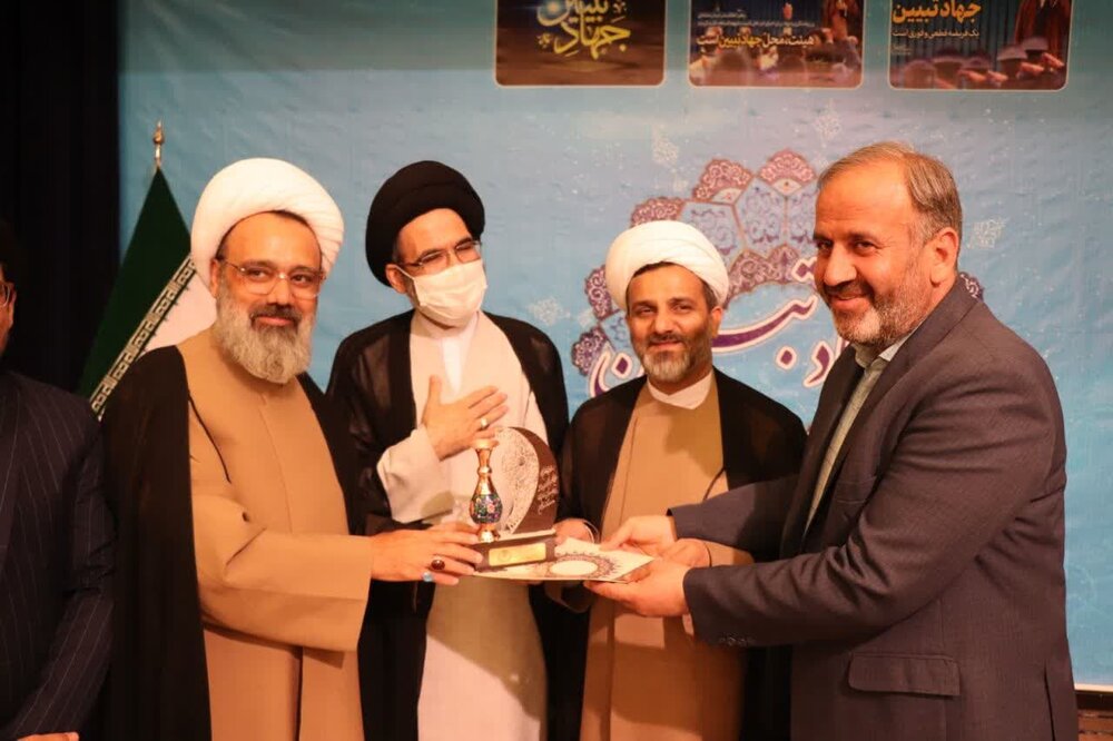 هنر جهاد تبیین، کنار زدن پوشش باطل و نمایان نمودن حق است