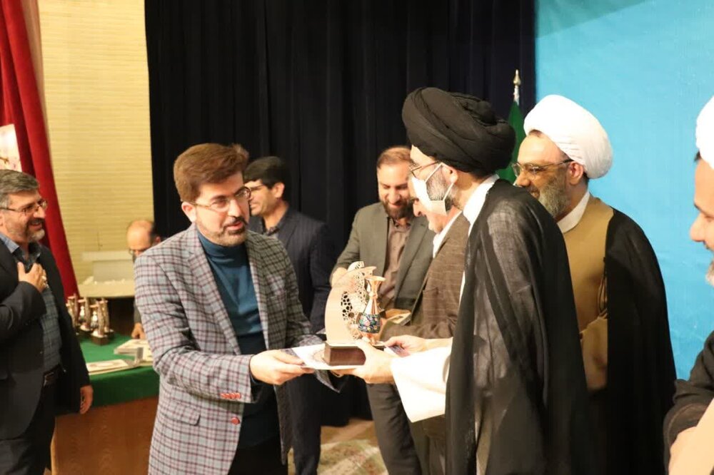 هنر جهاد تبیین، کنار زدن پوشش باطل و نمایان نمودن حق است