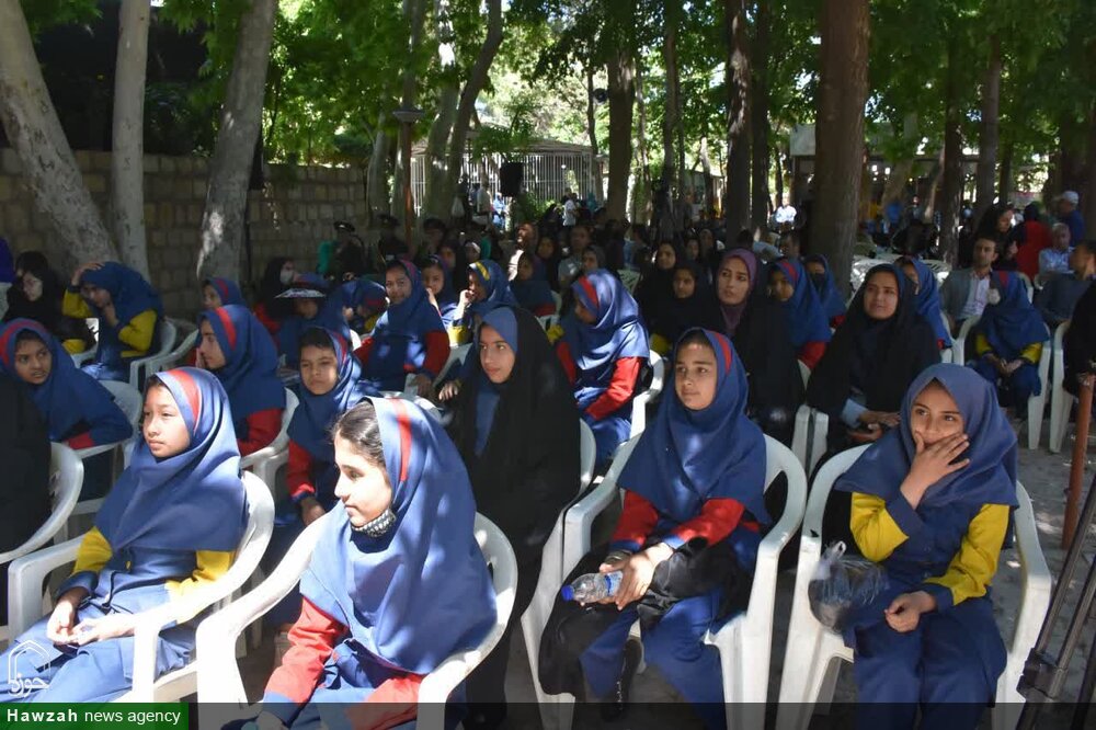 «بیستمین شکرانه گل محمدی» همراه با آیین سنتی گلاب گیری در نیاسر برگزار شد