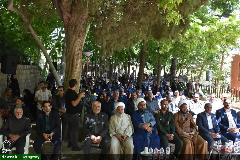 «بیستمین شکرانه گل محمدی» همراه با آیین سنتی گلاب گیری در نیاسر برگزار شد