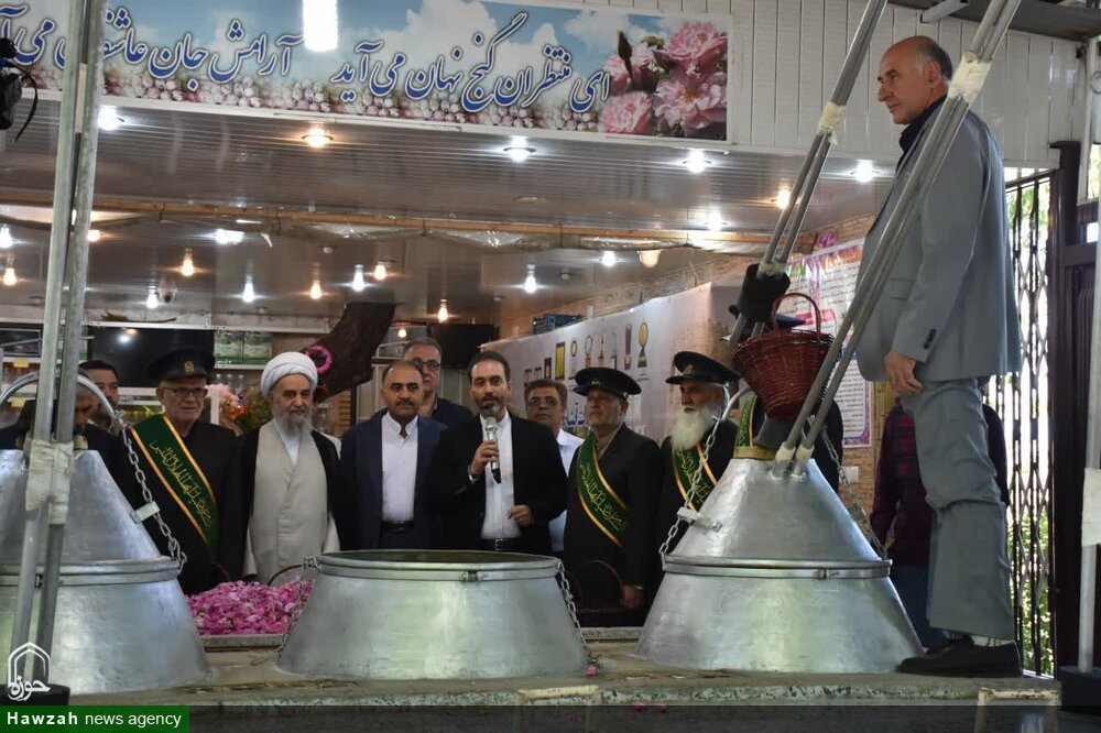 «بیستمین شکرانه گل محمدی» همراه با آیین سنتی گلاب گیری در نیاسر برگزار شد