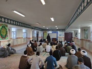 تجلیل نماینده ولی فقیه در کاشان از اساتید مدرسه علمیه نراق + عکس