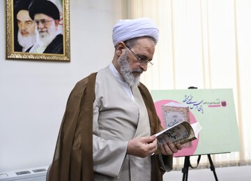 فیلم | رونمایی از کتاب "پای درس خمینی مشهد" با حضور آیت‌الله اعرافی