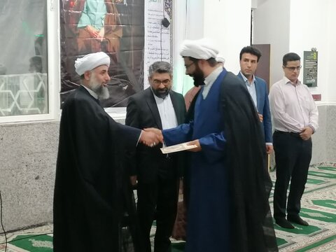 تصاویر/تصاویر/ تجلیل از اساتید مدرسه علمیه امام صادق(ع) به مناسبت روز معلم