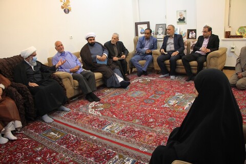 دیدار امام جمعه بوشهر با خانواده شهید ندیم‌زاده در خارگ