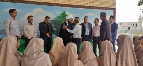 تصاویر/ امام جمعه شهرستان سیریک با حضور در بعضی از مدارس شهرستان سیریک از معلمان تجلیل به عمل آورد.