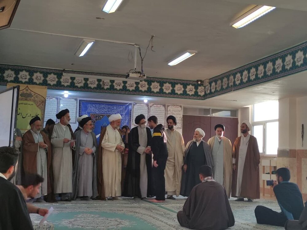 تجلیل نماینده ولی فقیه در کاشان از اساتید مدرسه علمیه نراق + عکس