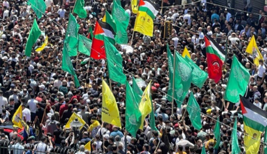 جماهير غفيرة تشيع شهداء القسام في نابلس جماهير غفيرة تشيع شهداء القسام في نابلس