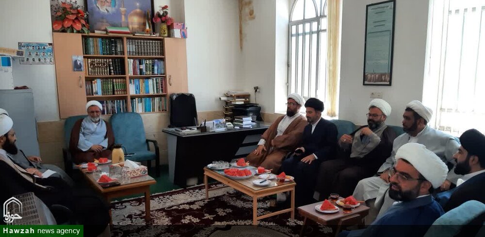 اساتید و کادر مدرسه علمیه حضرت ولی عصر (عج) ابرکوه تجلیل شدند