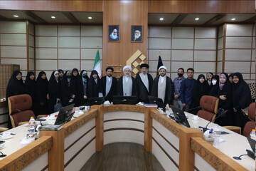 نگاه تجاری و ابزاری جریان سرمایه‌داری به زن در برابر نگاه انسانی