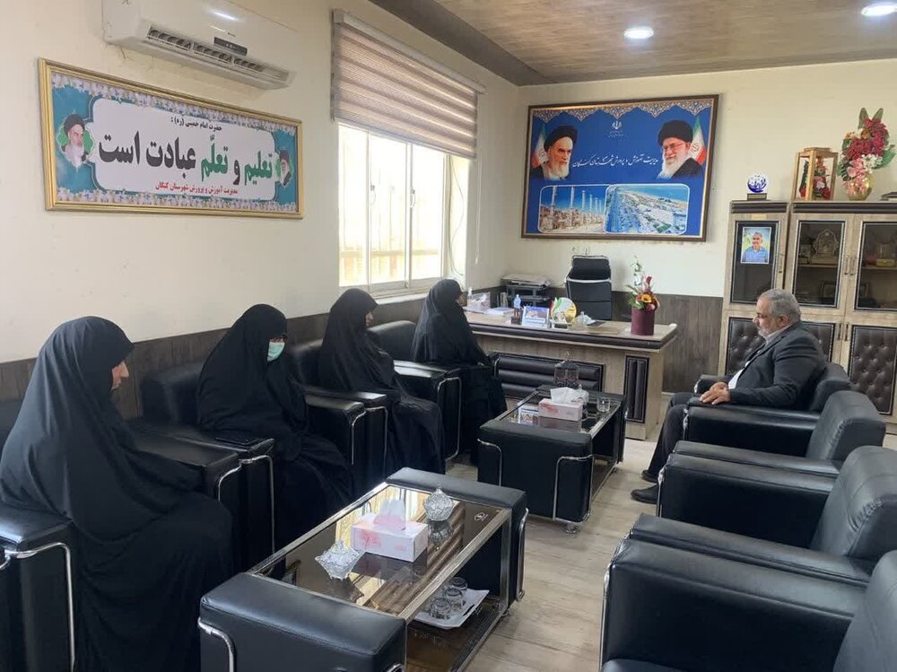 نقش معلم در تربیت افراد بسیار موثر و اساسی است