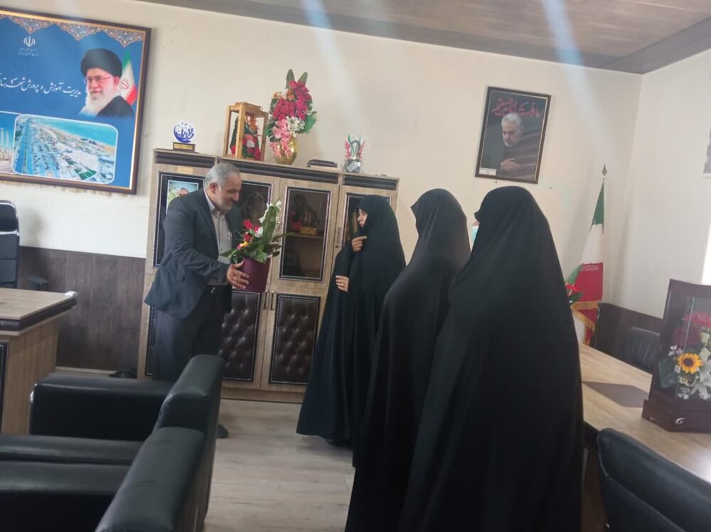 نقش معلم در تربیت افراد بسیار موثر و اساسی است