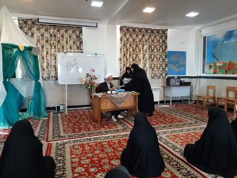 تصاویر/ مراسم تجلیل از اساتید در حوزه علمیه خواهران بناب