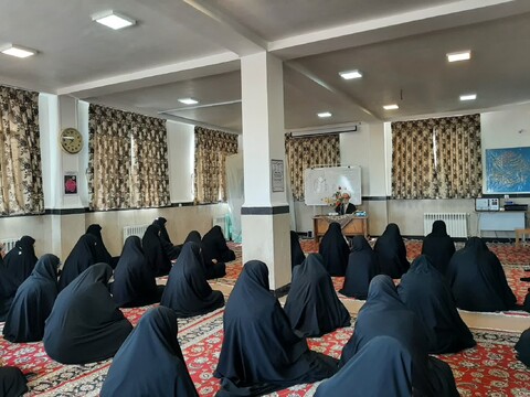 تصاویر/ مراسم تجلیل از اساتید در حوزه علمیه خواهران بناب
