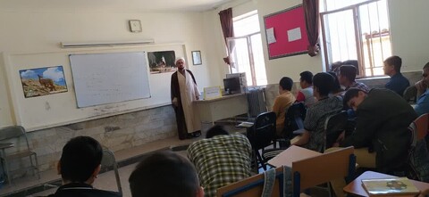 تصاویر/ حضور مدیر و اساتید مدرسه علمیه امام محمد باقر (ع) شاهین دژ در میان دانش آموزان کشاورز