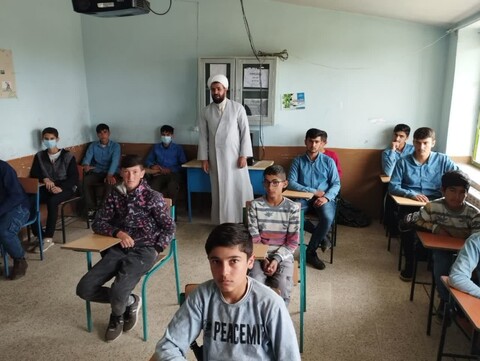 تصاویر/ حضور مدیر و اساتید مدرسه علمیه امام محمد باقر (ع) شاهین دژ در میان دانش آموزان کشاورز