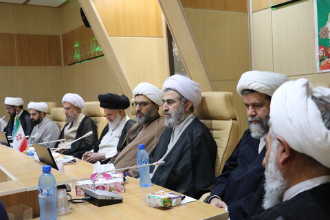 تصاویر| برگزاری نشست نخبگان و اندیشمندان حوزه علمیه فارس با حضور آیت الله حسینی بوشهری