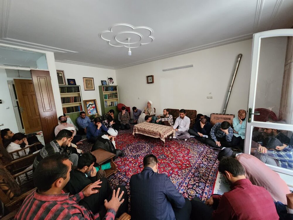 دیدار طلاب مدرسه علمیه صاحب الزمان (عج) با خانواده شهید جوادی + عکس