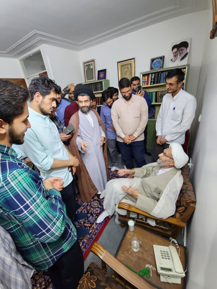 دیدار طلاب مدرسه علمیه صاحب الزمان (عج) با خانواده شهید جوادی + عکس