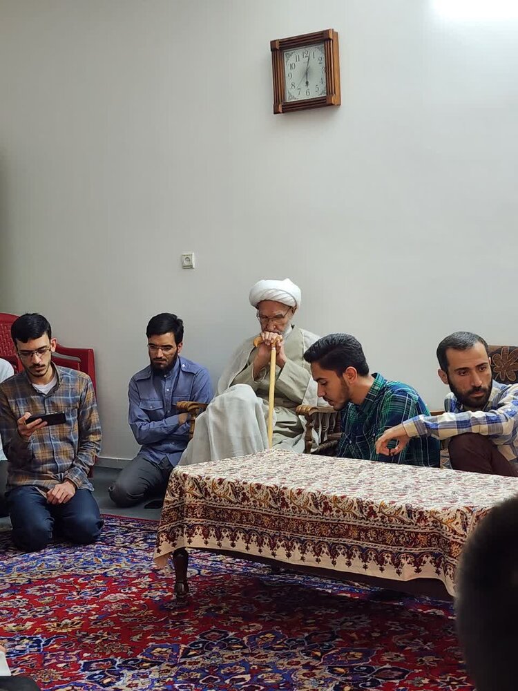 دیدار طلاب مدرسه علمیه صاحب الزمان (عج) با خانواده شهید جوادی + عکس
