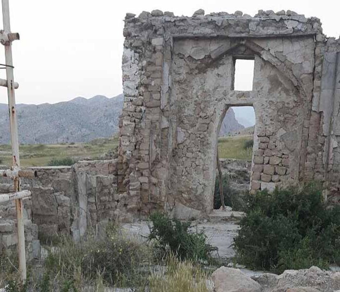 مسجدی تاریخی که فقط سردر آن باقیمانده! +عکس