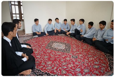 تصاویر/ حضور و بازدید تعدادی از دانش آموزان مقطع متوسطه اول شهرستان گرگان از مدرسه علمیه امام خمینی