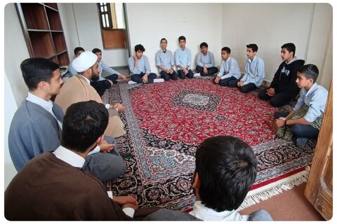 تصاویر/ حضور و بازدید تعدادی از دانش آموزان مقطع متوسطه اول شهرستان گرگان از مدرسه علمیه امام خمینی