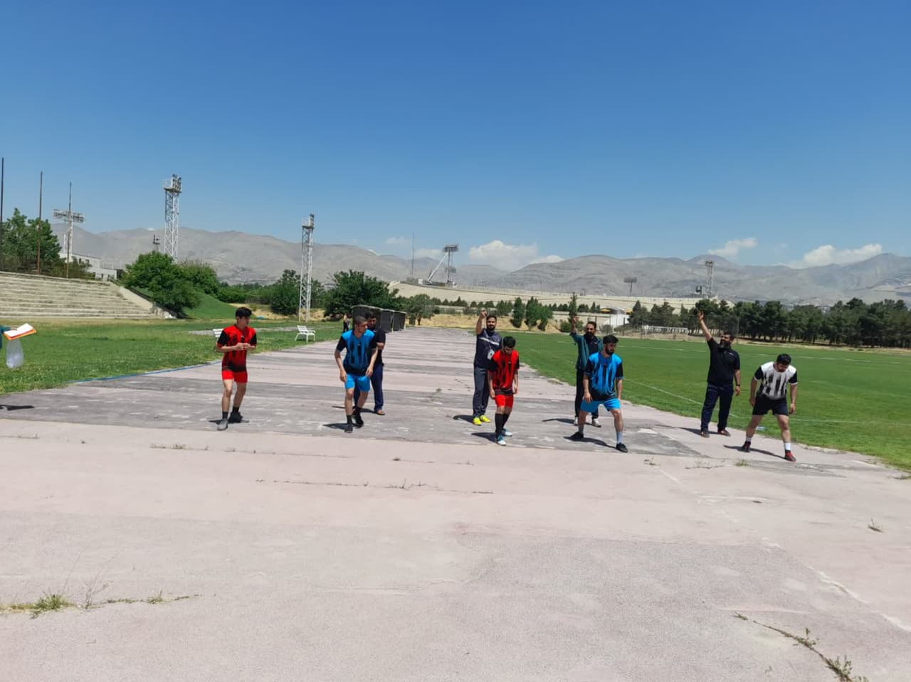 رقابت ورزشکاران طلبه در مسابقات دو و میدانی ۱۰۰ و ۸۰۰ متر