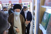 तेहरान स्थित 34वीं वार्षिक अंतर्राष्ट्रीय पुस्तक मेले मे सर्वोच्च नेता ने लोगों से मुलाकात करते प्रशंसा की /फोंटों