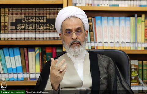 بالصور/ مدير الحوزات العلمية في إيران يتفقد مكتب تدوين المناهج الدراسية للحوزة العلمية
