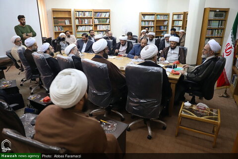 بالصور/ مدير الحوزات العلمية في إيران يتفقد مكتب تدوين المناهج الدراسية للحوزة العلمية