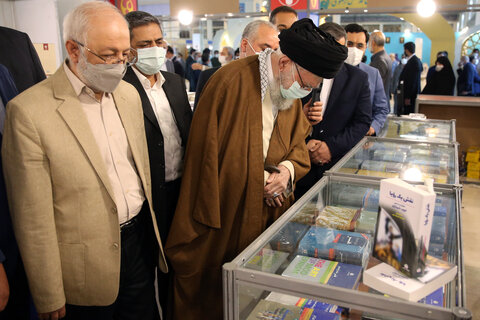 بازدید رهبر انقلاب اسلامی از نمایشگاه کتاب تهران