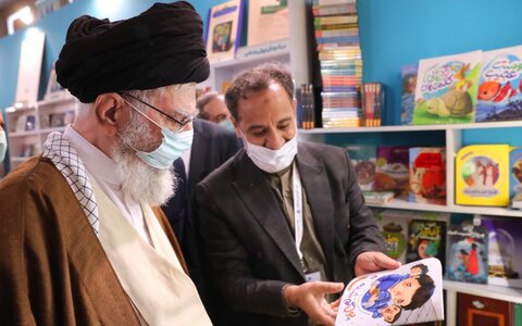 الإمام الخامنئي في مقابلة خلال زيارته لمعرض طهران الدولي الـ34 للكتاب