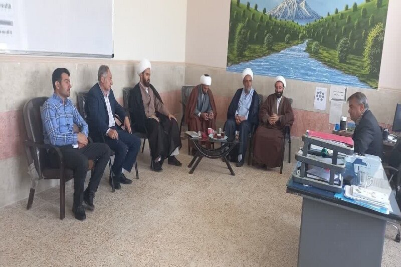 حضور اساتید حوزه علمیه در میان دانش آموزان اسلام آباد غرب