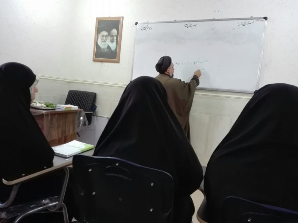 نشست «بایستگی های بانوی طلبه در تحقق تمدن سازی اسلامی» برگزار شد