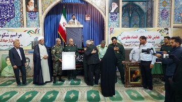 تصاویر/ تجلیل از خانواده شهید عجمیان در اختتامیه رزمایش جهادگران فاطمی ۳ در خرم آباد